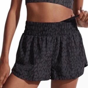 Varley Kallin running short in the shadow animal print size medium black gray